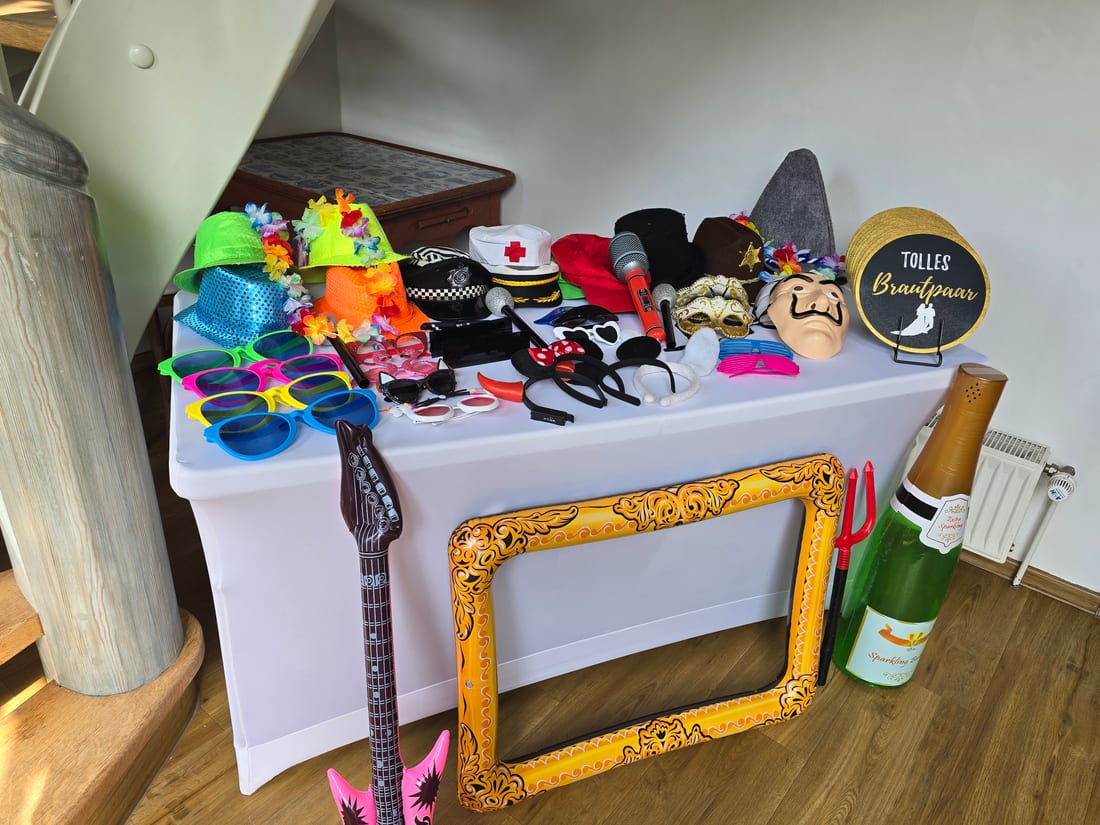 Party-Set: bunte Brillen, Hüte, Masken und Schilder