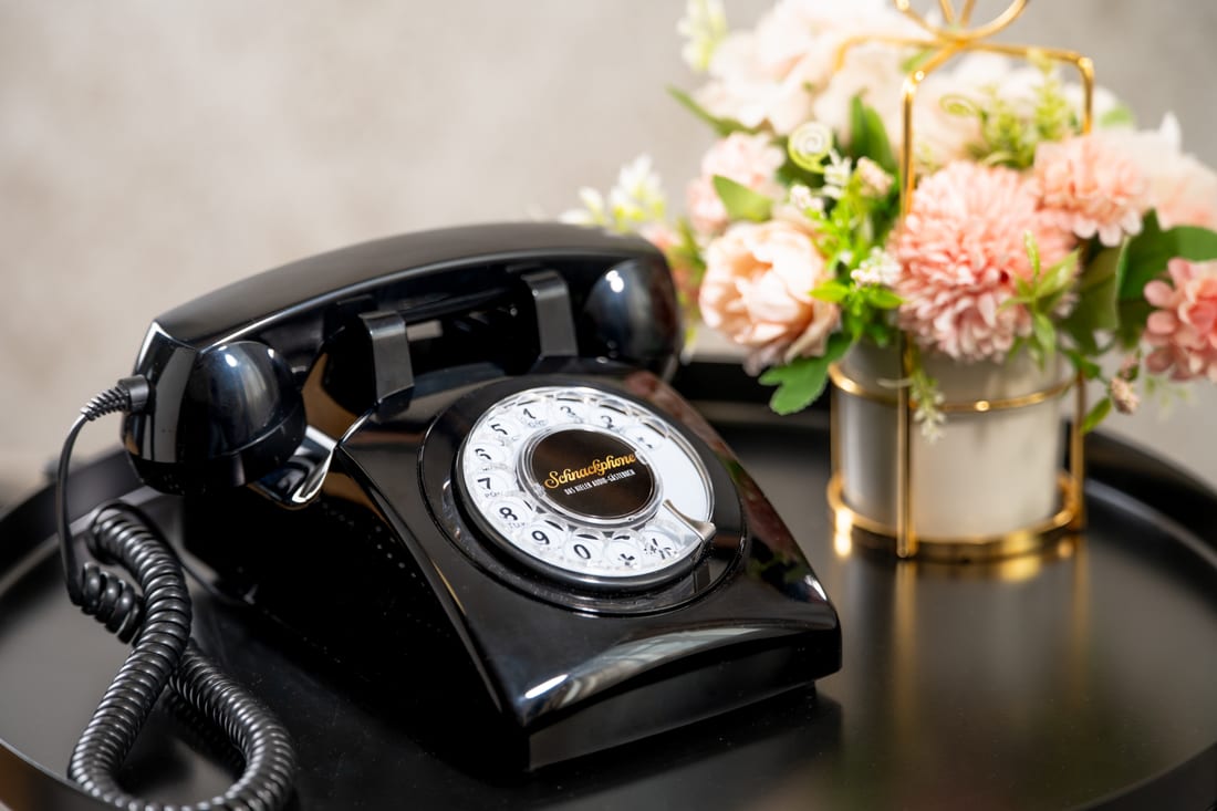 Basic-Telefon als Audio-Gästebuch mit Anleitungsschild im Bilderrahmen