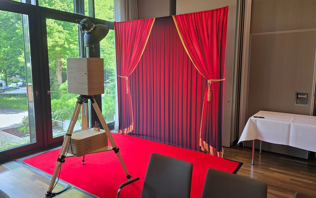 Gala-Set beim Firmenevent: roter Vorhang und roter Teppich