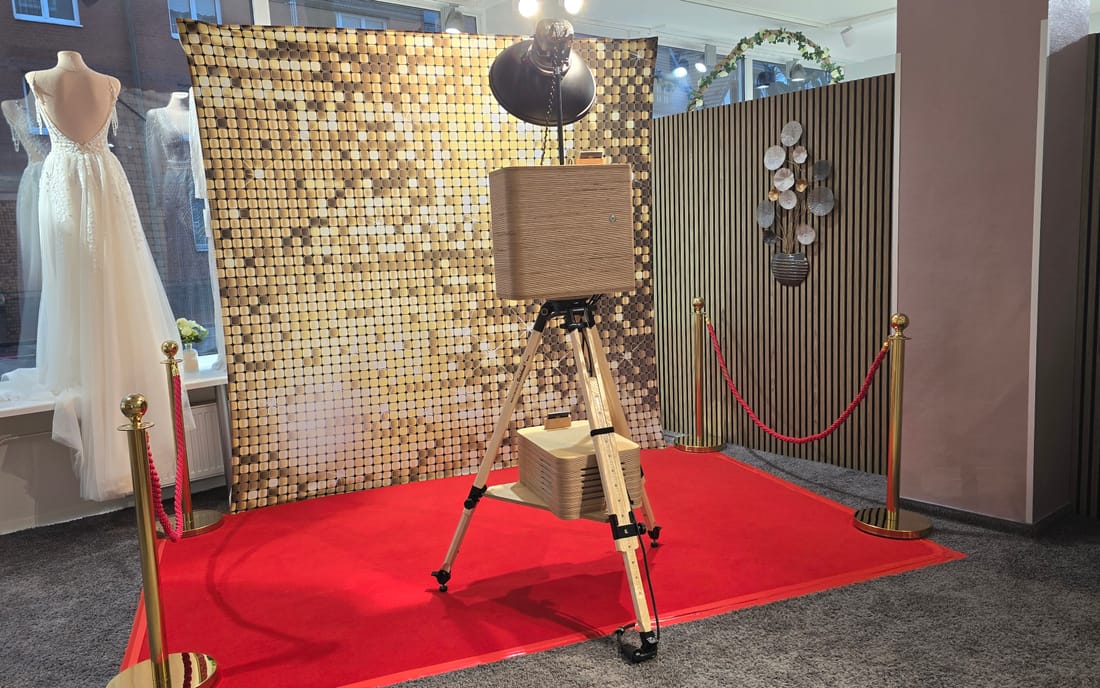 Gala-Set mit schimmernder goldener Pailletten-Wand, rotem Teppich und Brautkleid im Hintergrund