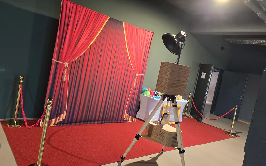 Gala-Set mit rotem Vorhang, rotem Teppich, roten Kordeln und goldenen Absperrständern