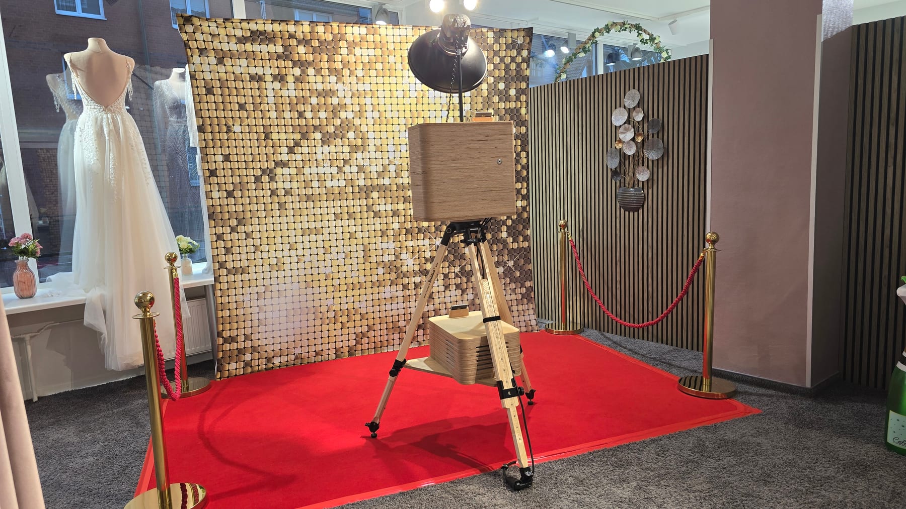 Roter Teppich mit goldenen Absperrständern vor der Fotobox