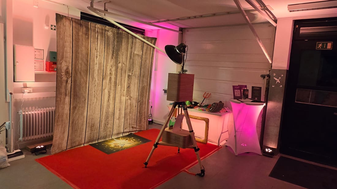 Roter Teppich vor Holzwand-Hintergrund mit Fotobox und Stimmungslicht