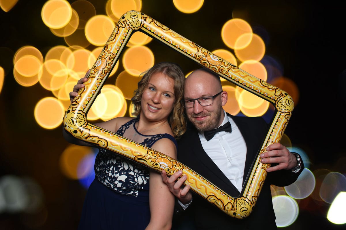 Zwei Personen als KI-Greenscreen-Ergebnis vor goldener Bokeh-Kulisse