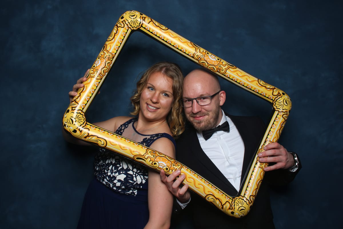 Vorher: Originalfoto vor blauem Greenscreen