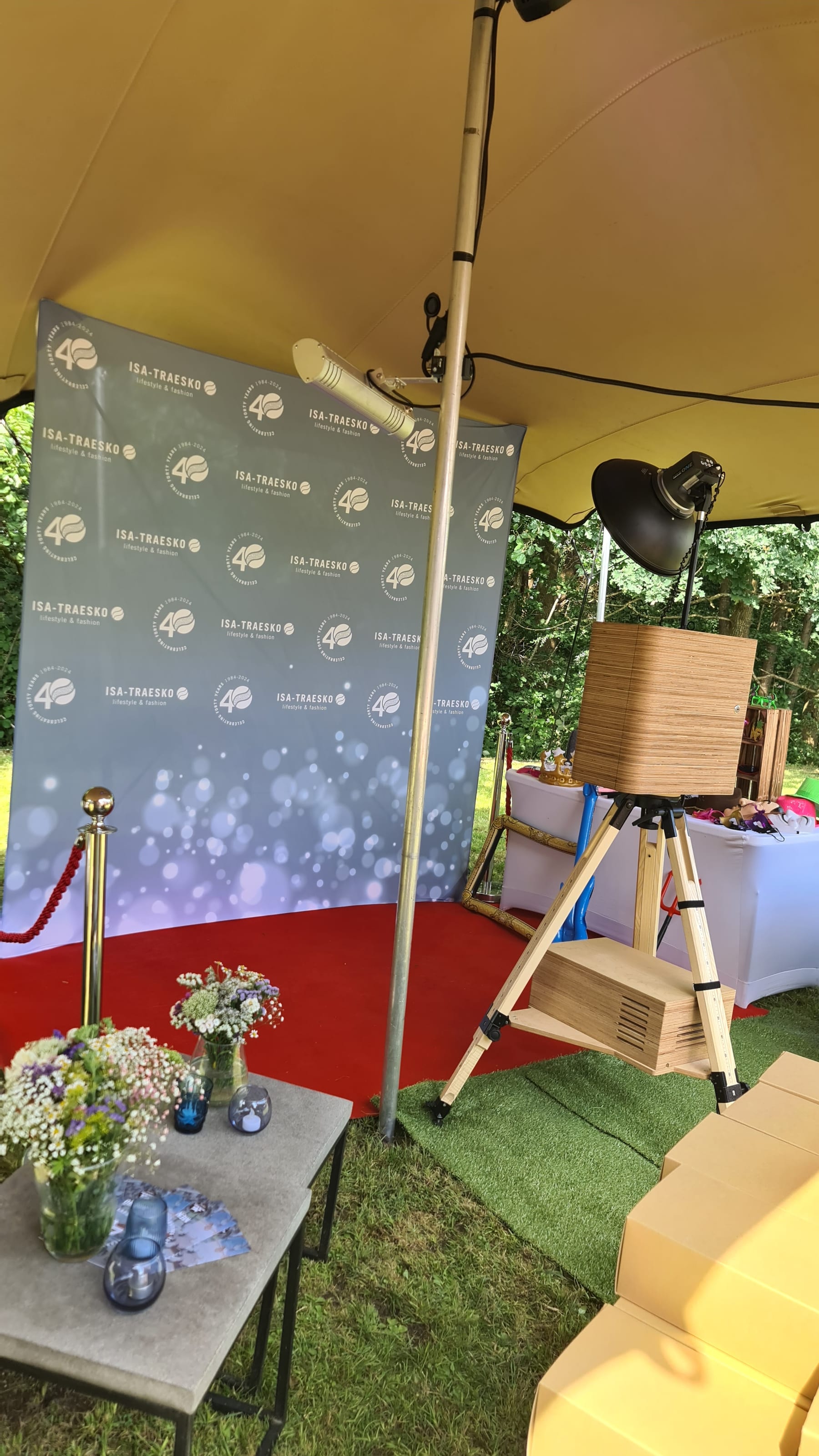 Gala-Set im Festzelt: roter Teppich und Absperrständer vor individueller Jubiläums-Wand