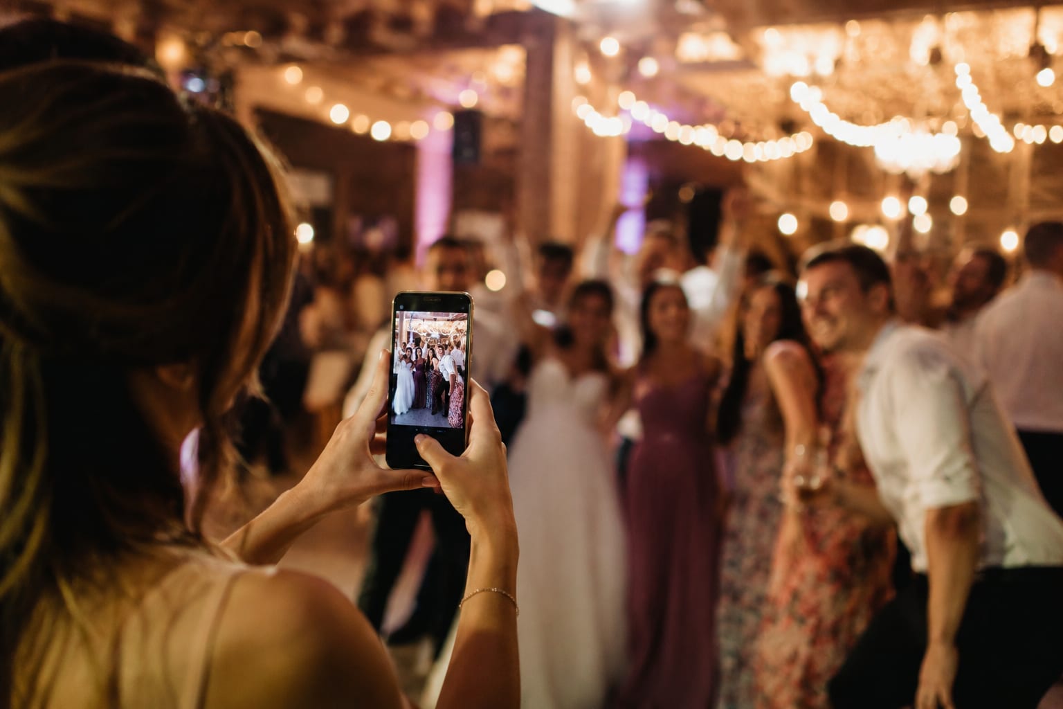 Gäste laden ihre Fotos per QR-Code in die Gästegalerie hoch