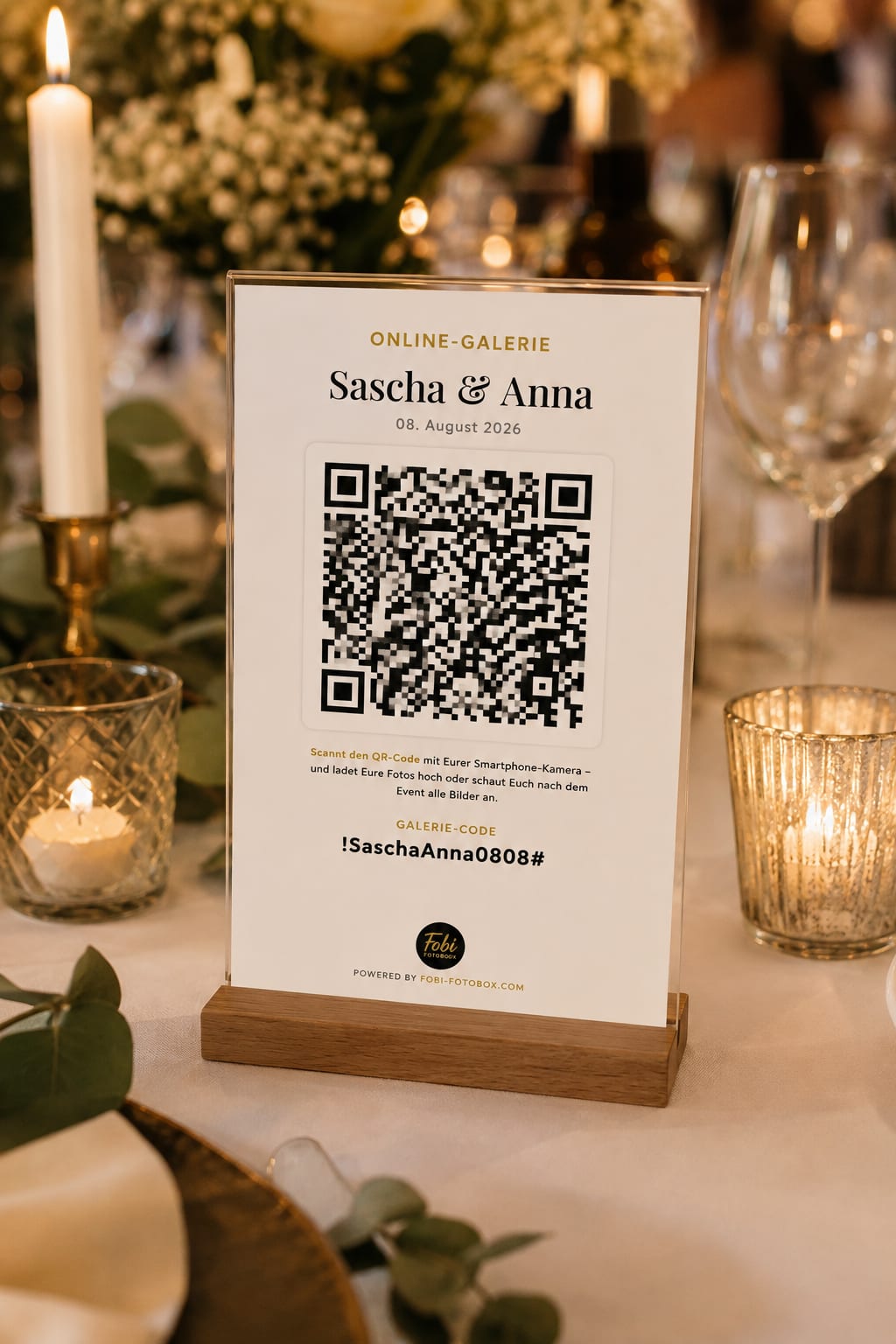 Gast scannt den QR-Code auf dem Tischaufsteller mit dem Smartphone
