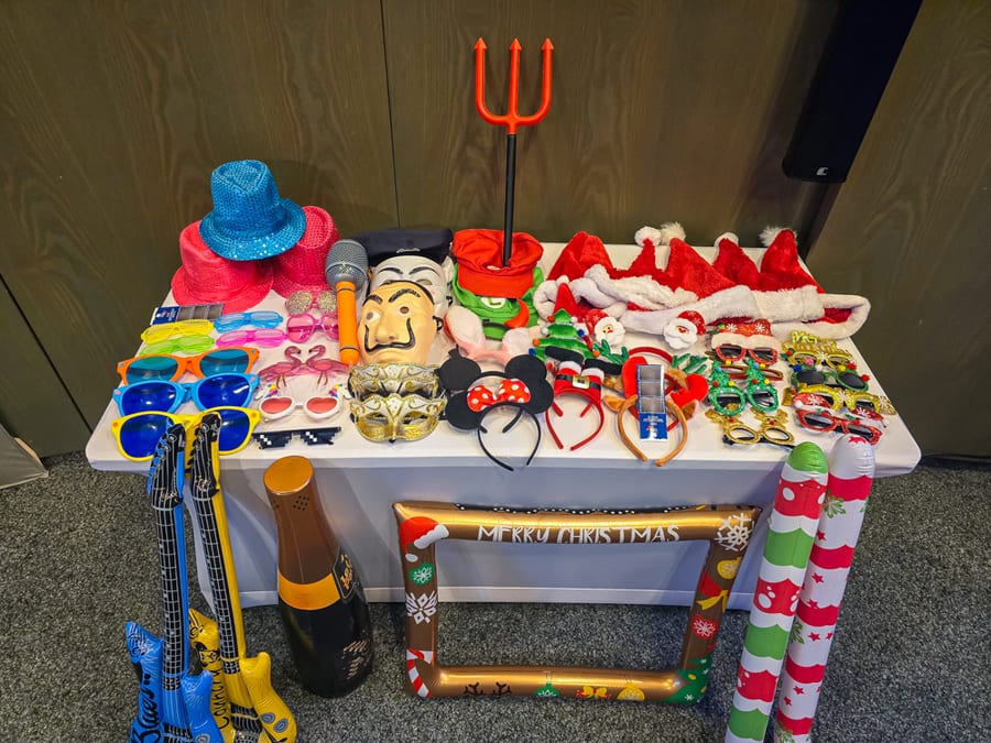 Festliche Foto-Requisiten: Weihnachtsmützen, Brillen, Masken und mehr